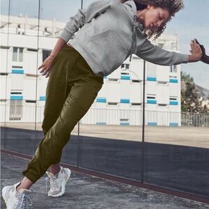 ATHLETA Radiant Jogger Iridescent Track Pants in Tortuga Olive Size 6 Like New